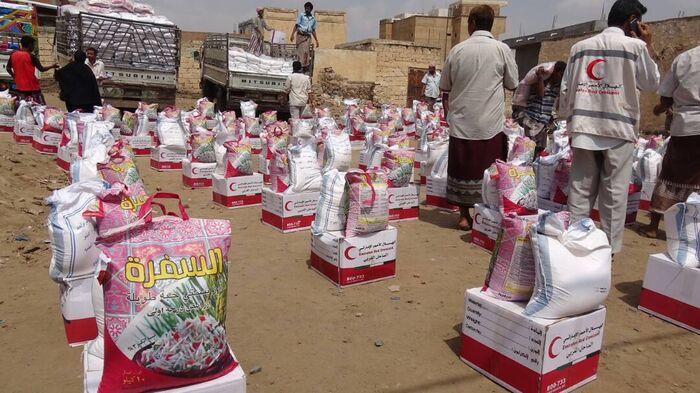 للمرة الثالثة .. الهلال الاحمر الاماراتي في حيس ويتخطى الصعاب من اجل اليمنيين.. لهذا السبب
