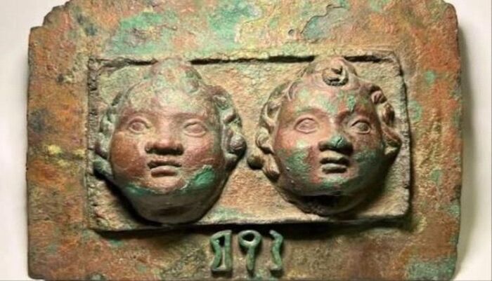 اسرار | سرقة حضارة على مرأى العالم.. آثار اليمن تُعرض للبيع في مزاد إسرائيلي وسط صمت دولي مخزٍ