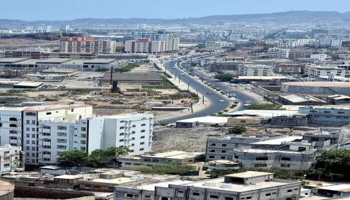 اسرار  | فضيحة اقتصادية مدوية ..  100 مليار شهريًا من موانئ عدن... فأين تذهب الأموال ولماذا تعيش العاصمة في الظلام؟