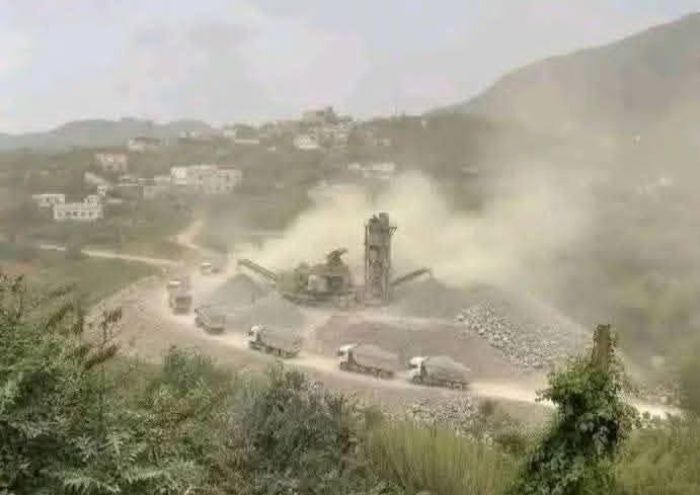 في إب .. أهالي السدة يرفضون إقامة "كسارة" لقيادي حوثي وسط اتهامات بالاعتداء البيئي