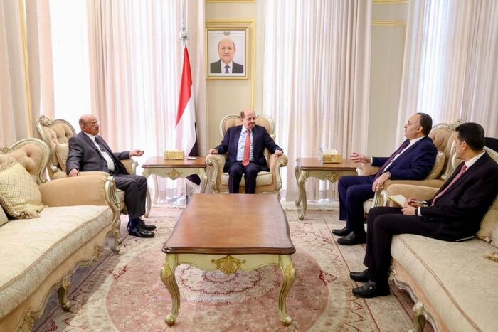 اسرار اليمن | الزنداني يوجه بصرف رواتب موظفي الدولة المتأخرة واستغلال الدعم السعودي لمعالجة الضغط الاقتصادي