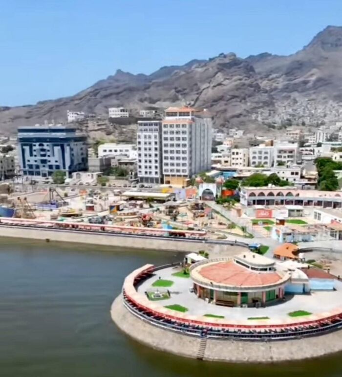 اسرار | تحويل مواقع المعسكرات في عدن إلى منشآت مدنية بإدارة السلطة المحلية .. اللواء الشهراني يؤكد دعم جهاز أمني محلي لتأمين عدن بطابع مدني