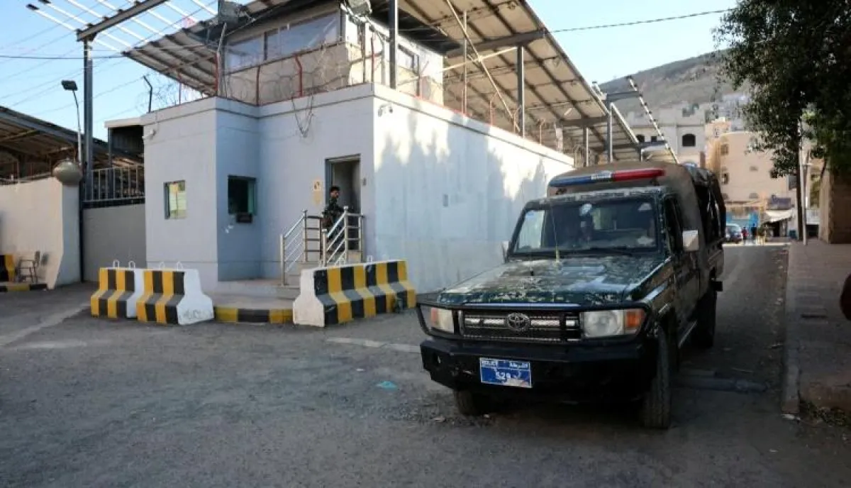 اسرار | بالتفاصيل- المليشيات تواصل اقتحام مقرات المنظمات.. قوة حوثية تقتحم مقر الصندوق الاجتماعي للتنمية وتقيّد سفر موظفيه