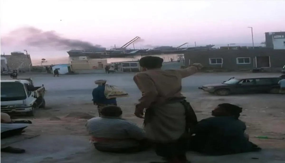 اسرار | بالتفاصيل.. حريق يلتهم سفينة شحن بميناء سقطرى