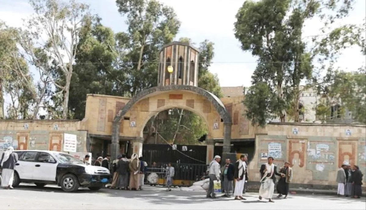 اسرار | بالتفاصيل- خطوات تصعيدية اضافية ومنع الشخصيات من الدخول.. تشديد الرقابة على منزل شيخ مشايخ قبائل حاشد في صنعاء