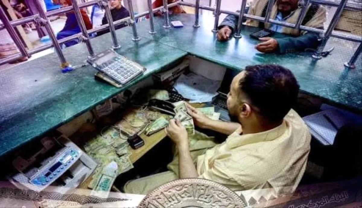 اسرار | في مناطق سيطرة المليشيات .. مواطنون يشكون إغراق الصرافات بعملة مهترئة وحرمانهم من استلام حوالاتهم بشكل سليم وبتواطؤ حوثي