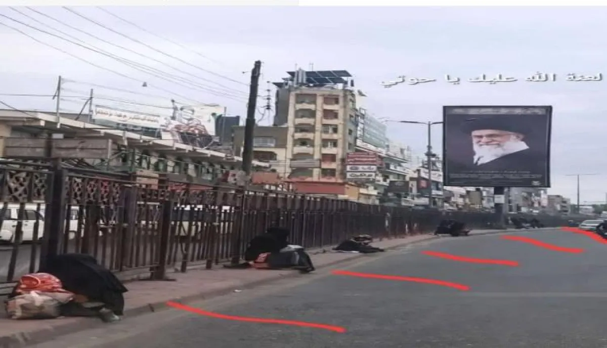 اسرار | صورة تثير الغضب: نساء يتسولن تحت صورة "خامنئي" في صنعاء المحتلة