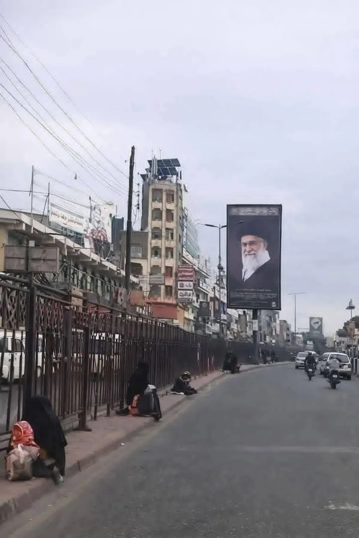 اسرار | صور خامنئي في شوارع صنعاء تثير انتقادات.. ناشط حقوقي: شعارات الحوثي زائفة