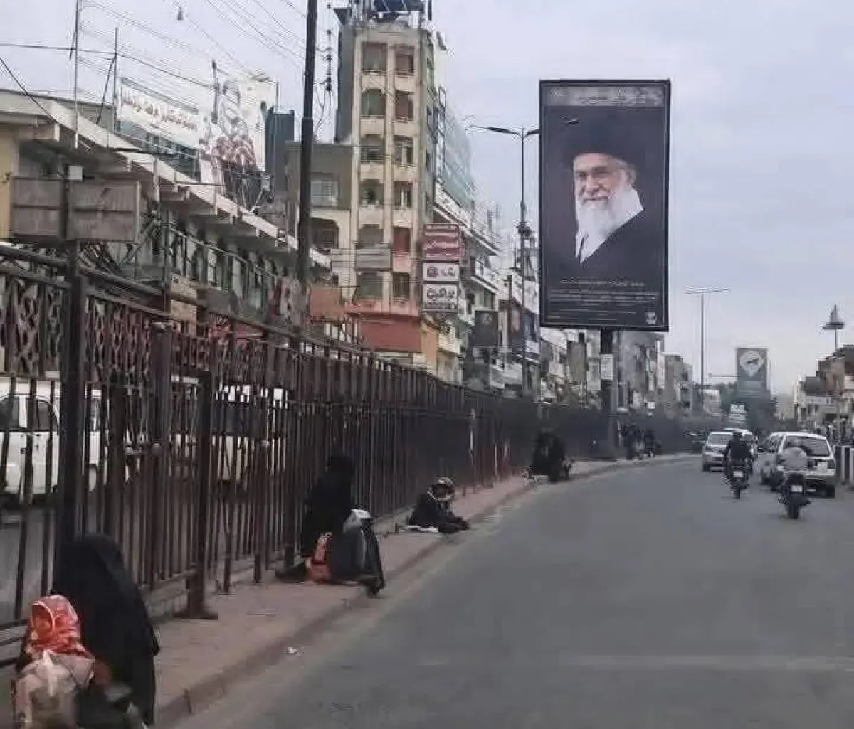 اسرار | بين صور "المرشد" وطوابير الجوع.. حقيقة الوضع المعيشي في المناطق المنكوبة بالحوثيين
