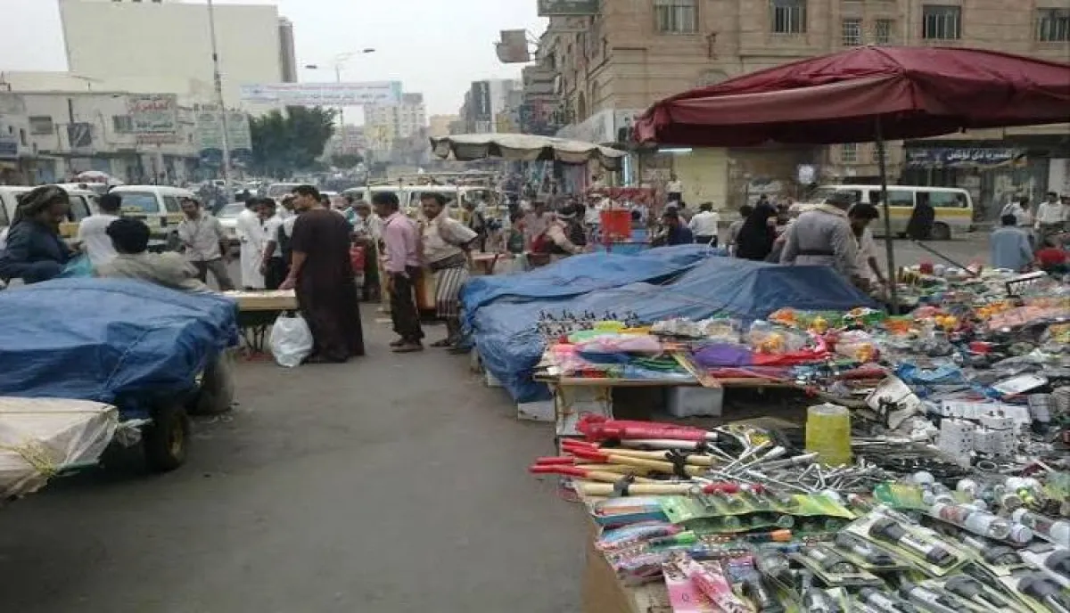 اسرار | بالارقام والتفاصيل- مضاربة بأسعار العملات في تعز والسعودي بـ350.. وسط أزمة حادة بالسيولة النقدية