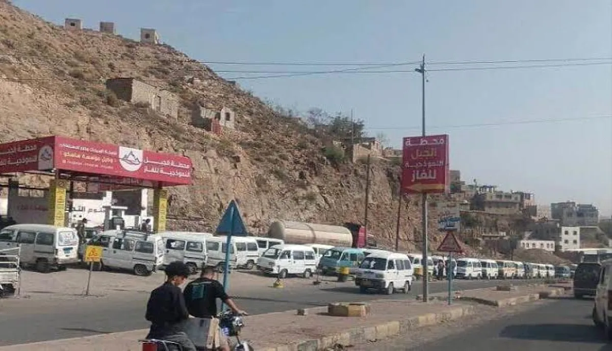 اسرار | بالتفاصيل- فوضى أسعار الوقود في تعز تشعل غضب المواطنين وتثير تساؤلات حول غياب الرقابة