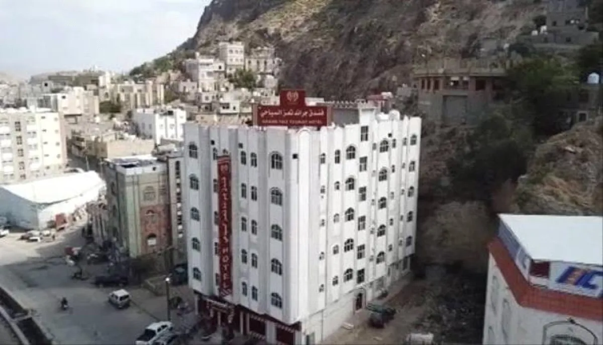 اسرار | بالتفاصيل..العثور على جثة نزيل داخل فندق في تعز وترويج عملة سعودية مزورة في أسواق المدينة