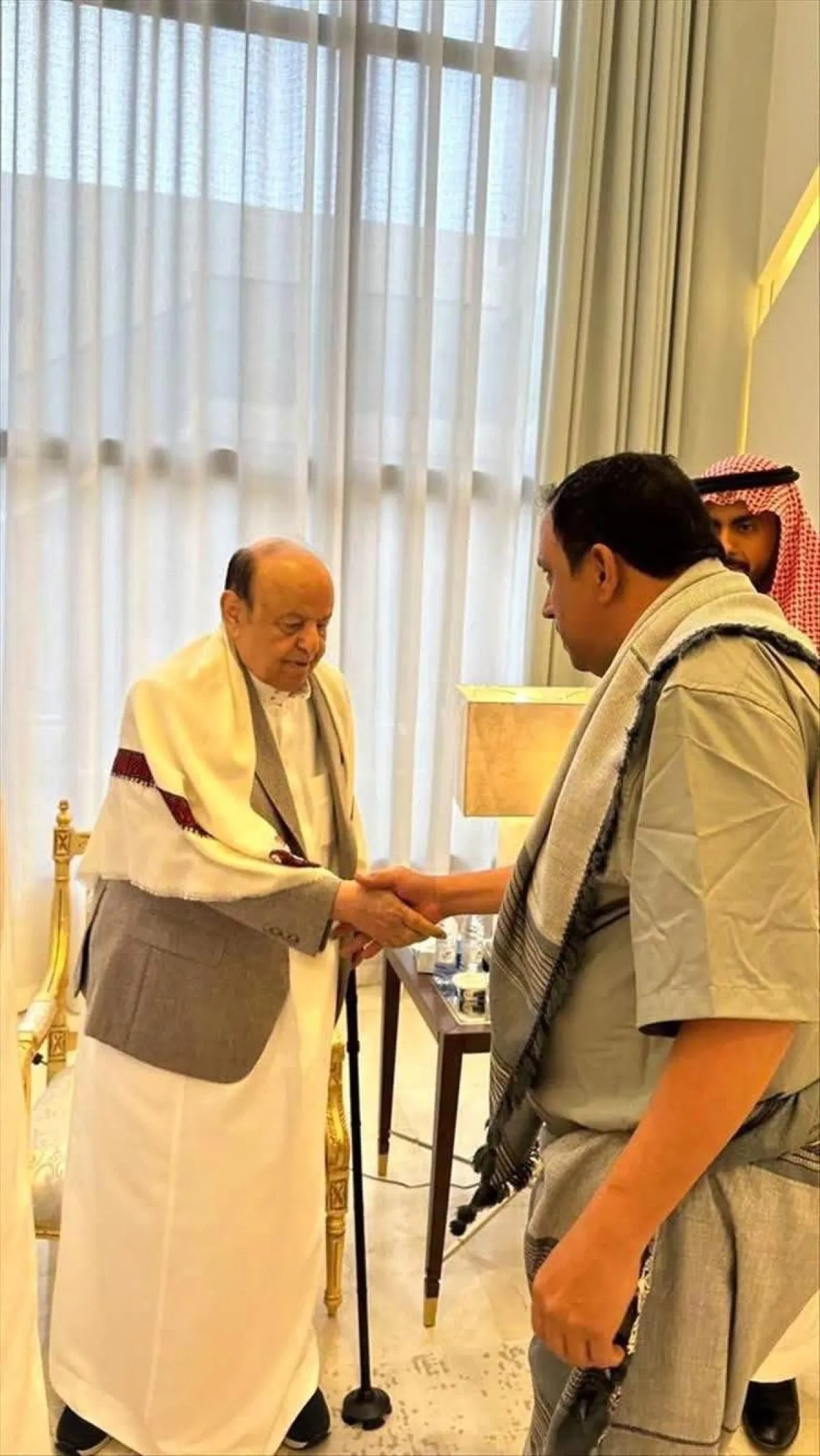 اسرار | اول ظهور اعلامي .. هادي يظهر بالعصا في "مجلس العيد" بالرياض منذ تنحيه عن السلطة