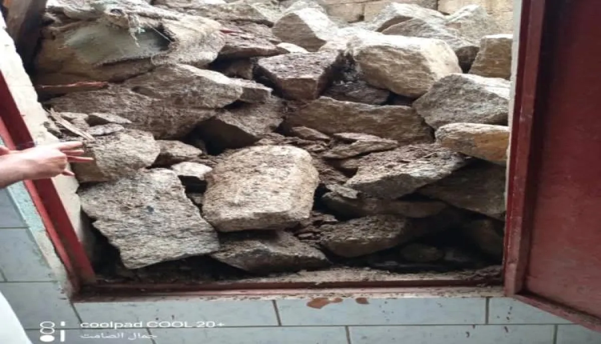 اسرار | بالتفاصيل- كارثة كادت تتحول لمجزرة في تعز.. انهيار جدار يدفن منازل ويترك 13 طفلا وامرأة على حافة الموت