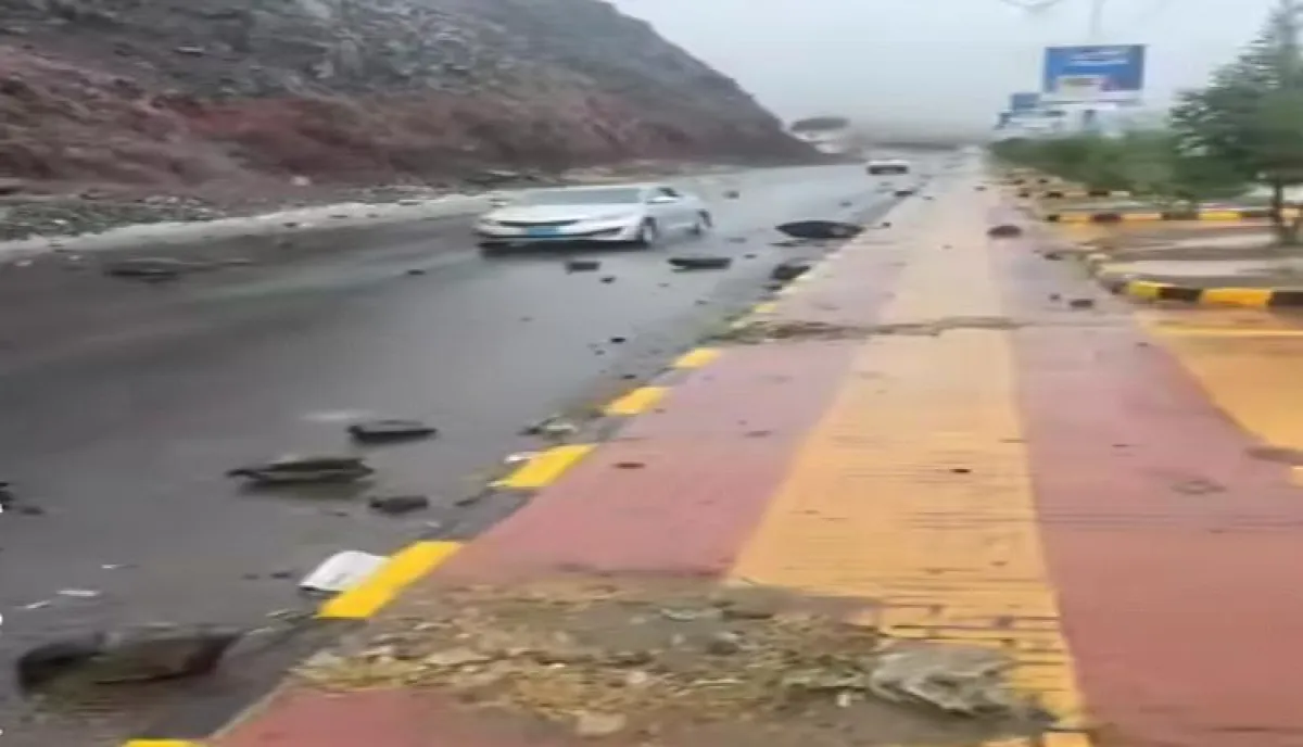 اسرار | بالصور والتفاصيل- الجبال تنهار فوق رؤوس سكان صنعاء وصخور كبيرة تدمر الشوارع
