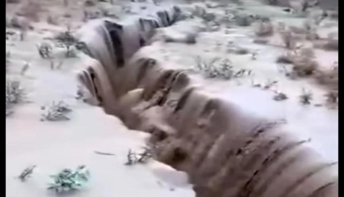 اسرار | بالصورة والتفاصيل- مشهد مرعب.. الأرض تنشق فجأة وسط منطقة بتعز والسكان يفرون خشية الانهيار