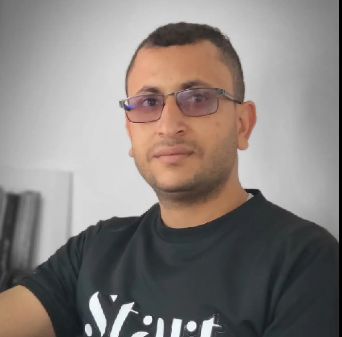 اسرار | بالتفاصيل- رصاصة تهز تعز.. اغتيال الصحفي عبدالصمد القاضي في محله وسط فرار الجناة