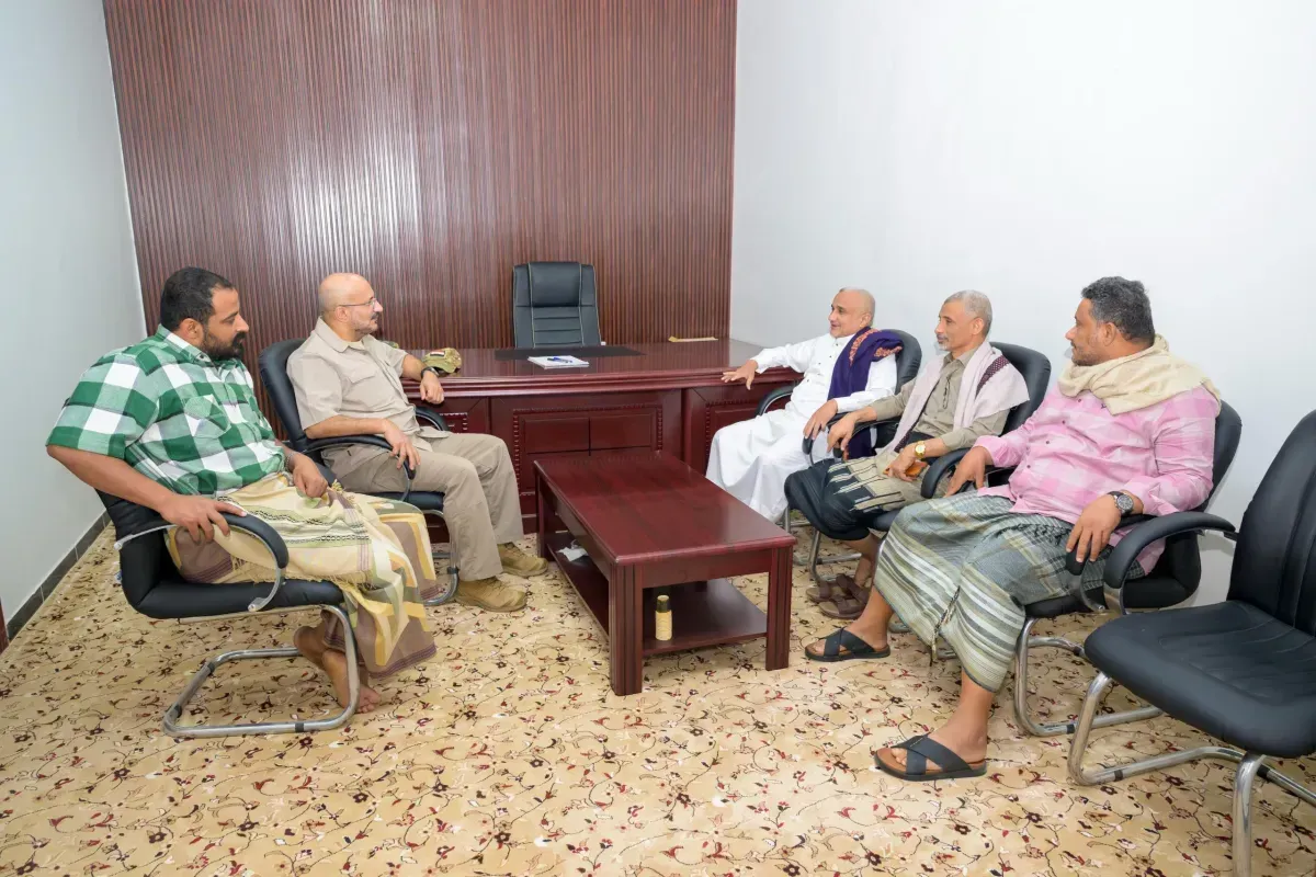 اسرار | بالاسماء والتفاصيل- طارق صالح يشيد بدور أبناء تهامة خلال لقائه قيادياً في الحراك التهامي بالمخا عقب إعلان انضمامه للشرعية