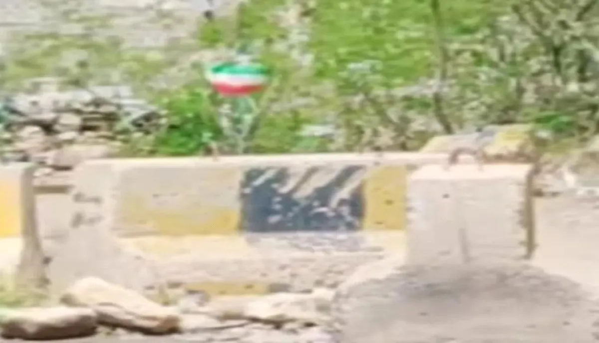 اسرار | بالصورة والتفاصيل- راية طهران ترفرف في تعز.. صدمة بالمدينة بعد رفع مليشيا الحوثي "العلم الإيراني" بدلاً من الراية الوطنية