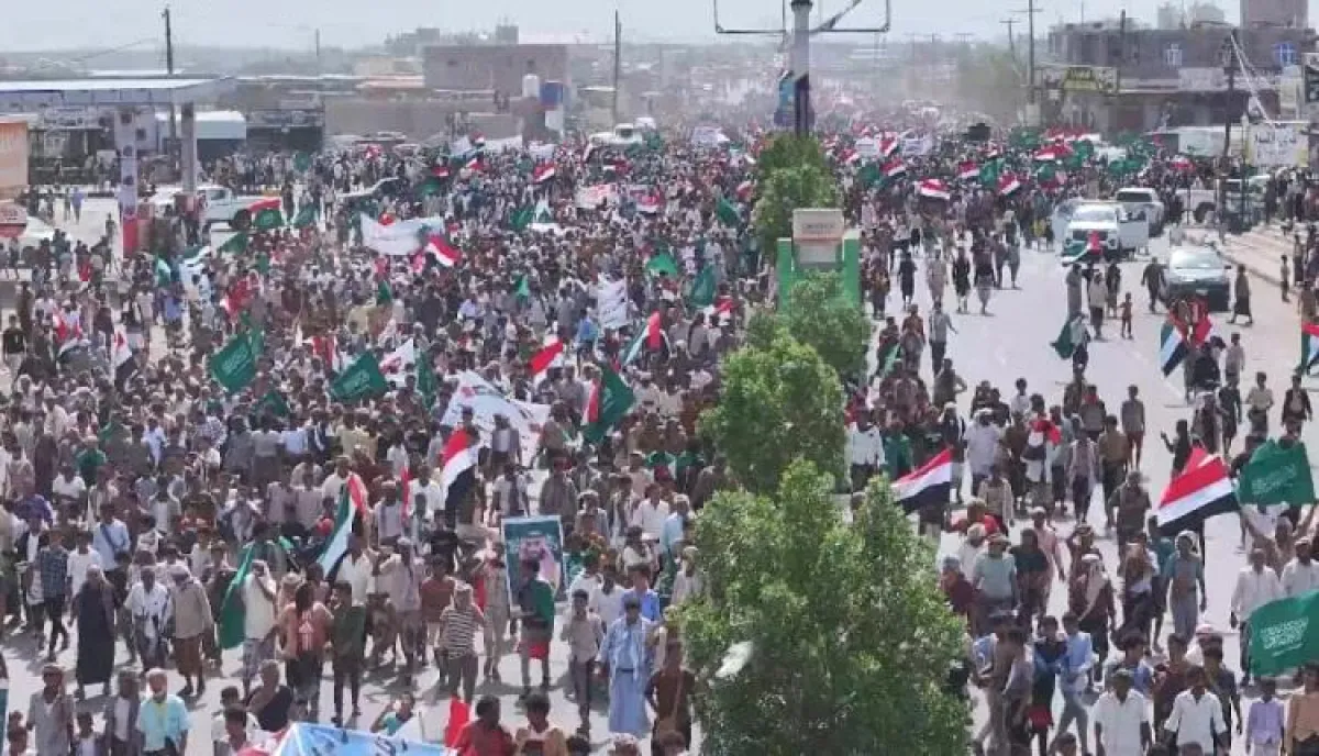 اسرار | بالتفاصيل- بأعلام السعودية والإمارات .. تظاهرة حاشدة في المخا تندد بالاعتداءات الإيرانية على الخليج