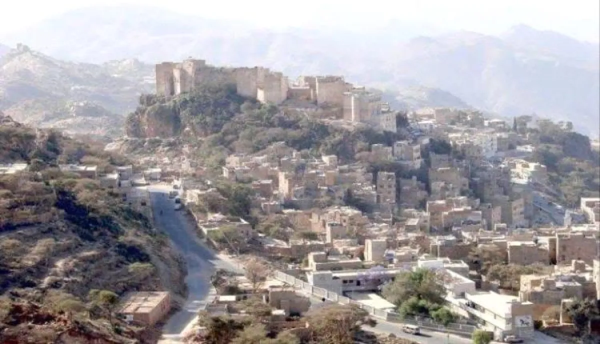 اسرار | بالتفاصيل.. مشرف حوثي يغلق مساجد المحويت ويعتقل المصلين داخلها وشاب ينتقم منه بإحراق سيارته الفخمة