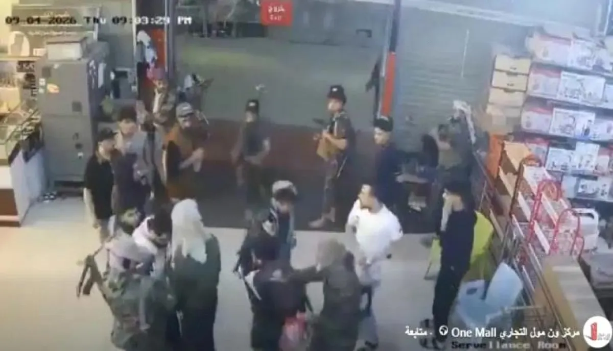 اسرار | بالاسماء والتفاصيل- مليشيا الحوثي تقتحم مركز تجاري في إب وتعتدي على محالات تجارية وعاملين