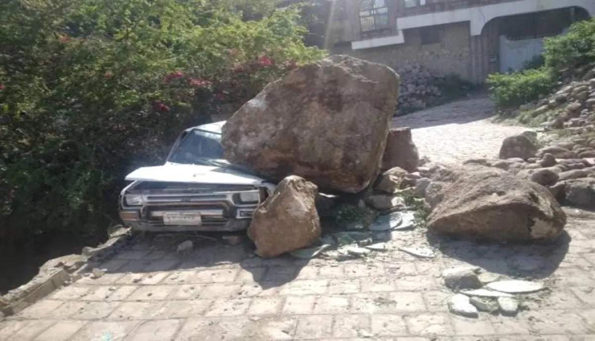 اسرار | بالتفاصيل- صورة مخيفة.. انهيار صخري فوق سيارة مدنية في تعز