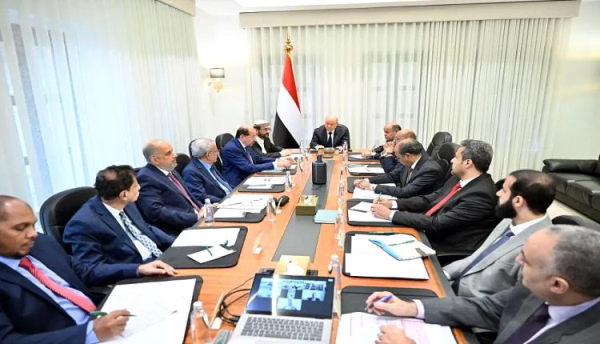 اسرار | معركة "الإيرادات".. العليمي يترأس اجتماعاً سيادياً لضبط "المالية العامة": توجيهات حاسمة بتوحيد الإيرادات، إغلاق الحسابات الموازية