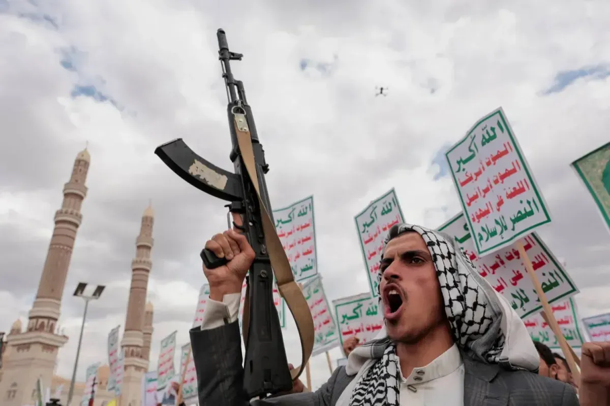 اسرار | بالتفاصيل- ازدواجية السلطة الخفية : تعثّر الحوثيين في تشكيل حكومتهم يرسّخ قبضة سلطتهم الخفيّة