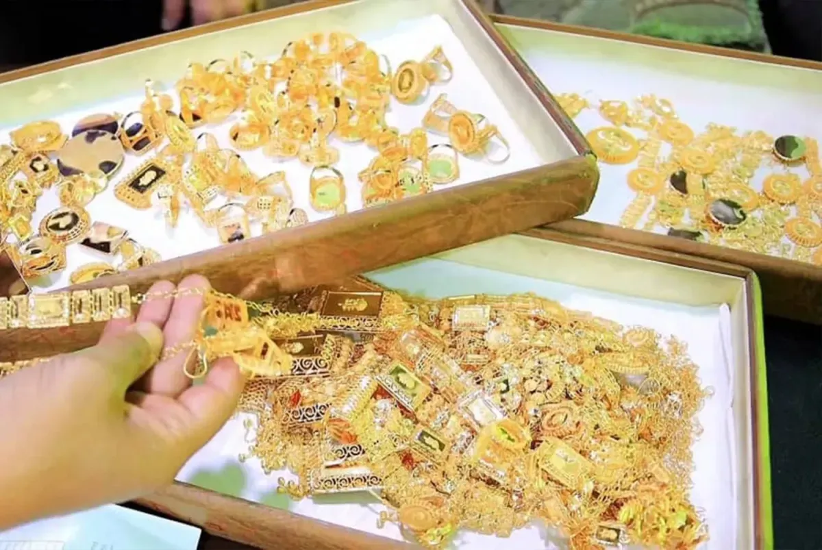 اسرار | بالتفاصيل- ملاذ اليمنيين الأخير.. كيف تحول "بريق الذهب" إلى "فخ نحاسي" برعاية مليشيا الحوثي؟