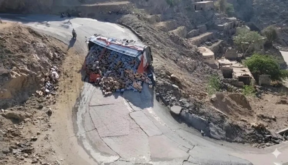 اسرار | بالصورة والتفاصيل- توقف حركة السير بين لحج وتعز بسبب انقلاب شاحنتين