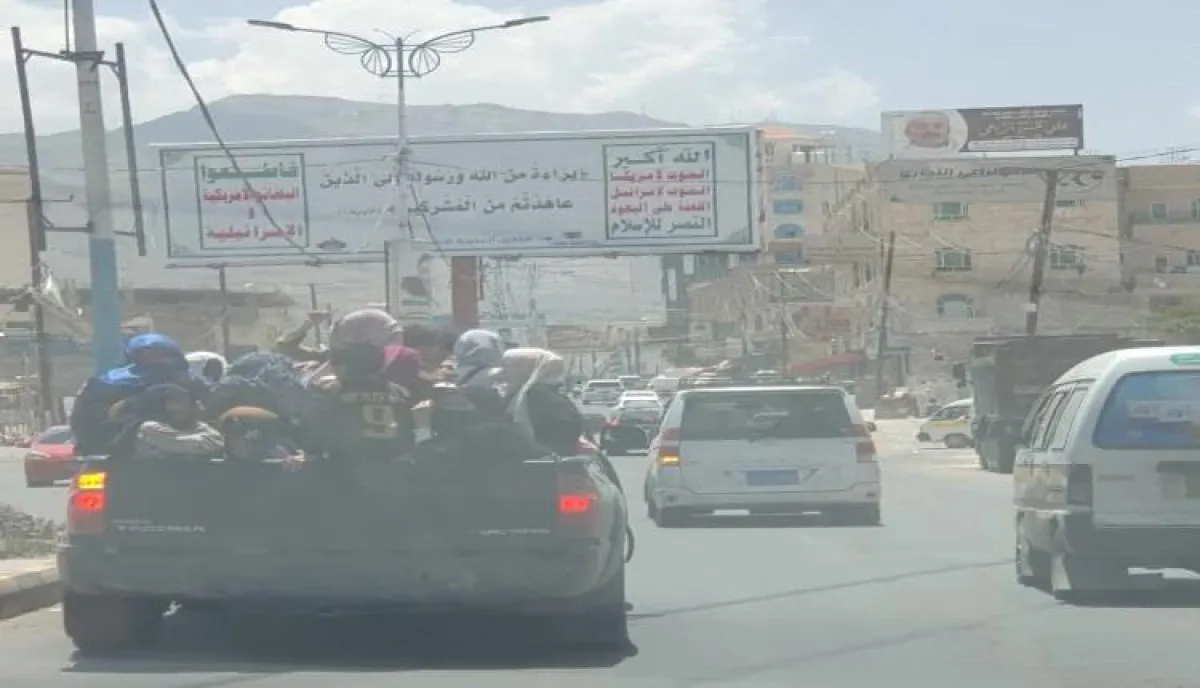 اسرار | بالصورة والتفاصيل- "شاحنات الموت" في صنعاء .. مليشيا الحوثي تحشر عشرات الأطفال في ظروف لا إنسانية لخدمة "أجندة التعبئة"