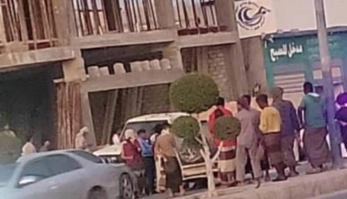 اسرار | بالتفاصيل- أمام معسكر الأمن المركزي.. اغتيال بالمهرة يُخلف قتيلاً في سيارته