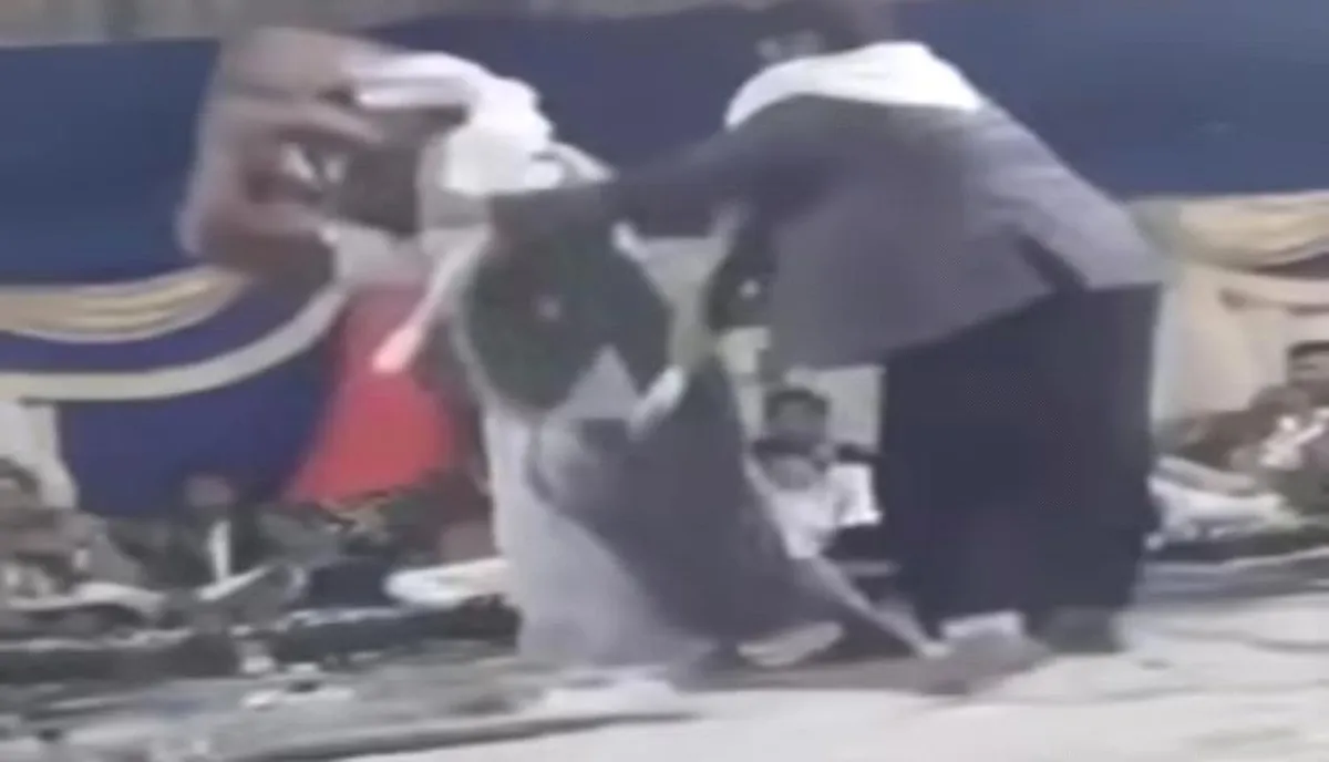 اسرار | بالتفاصيل- مشرف حوثي يقتحم عرس ويكسر السماعات بعد رفض الحاضرين الإنصات له في صنعاء