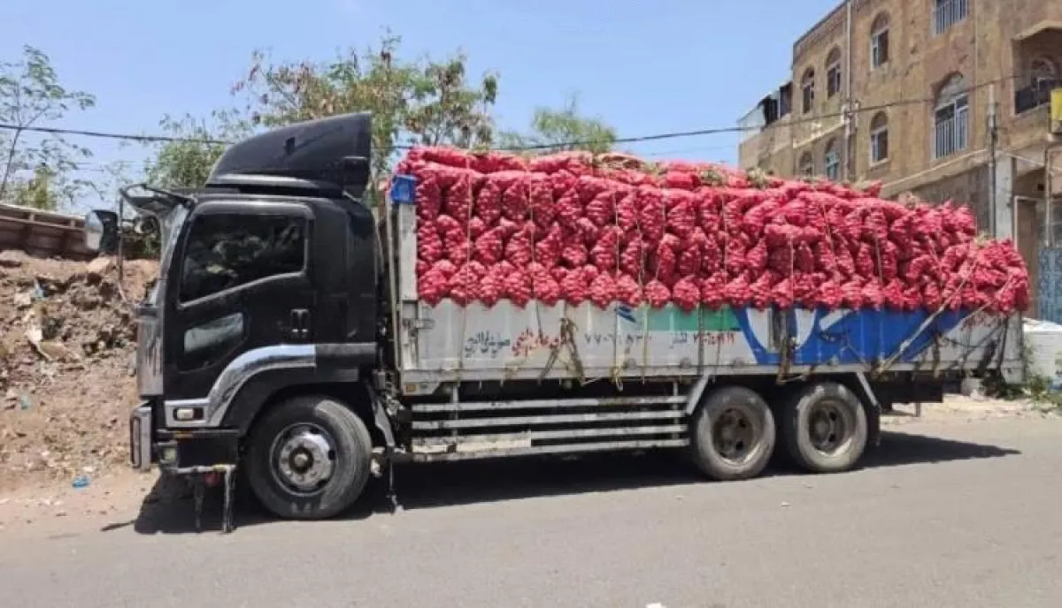 اسرار | بالتفاصيل- بأسلوب "القرصنة البرية".. المليشيا الحوثية تحتجز شاحنات "البصل" وتُجبر مزارعي تعز على العودة قسراً