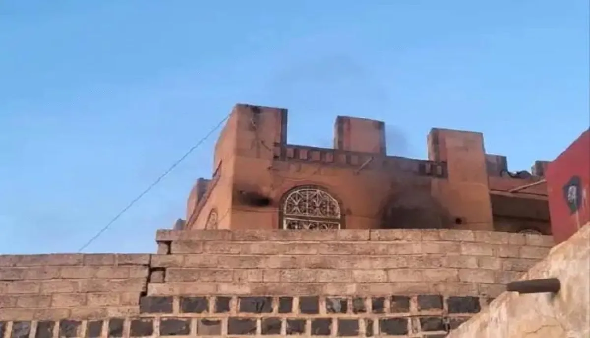 اسرار | بالاسماء والتفاصيل- سلاح "الإحراق والمصادرة".. مليشيا الحوثي تحرق منزل قيادي قبلي كبير وتنكل بأسرته في صنعاء