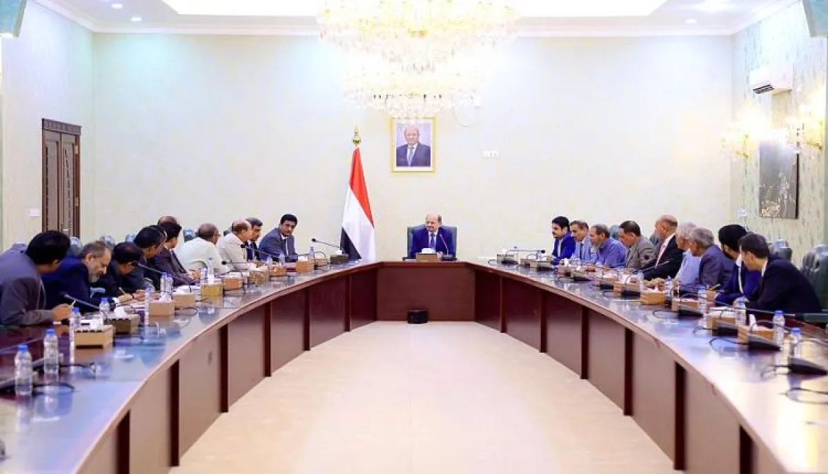 اسرار | بالارقام والتفاصيل- مبررات حكومية في مهب الريح  | حكومة عدن ترفع الدولار الجمركي وتتجه نحو جيوب المواطنين وسط غياب الإصلاحات