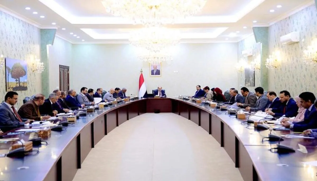 اسرار | بالاسماء والتفاصيل- أكاديمي بجامعة عدن يكشف مجزرة الدولار الجمركي ويحذر: الرواتب فقدت 80% من قيمتها