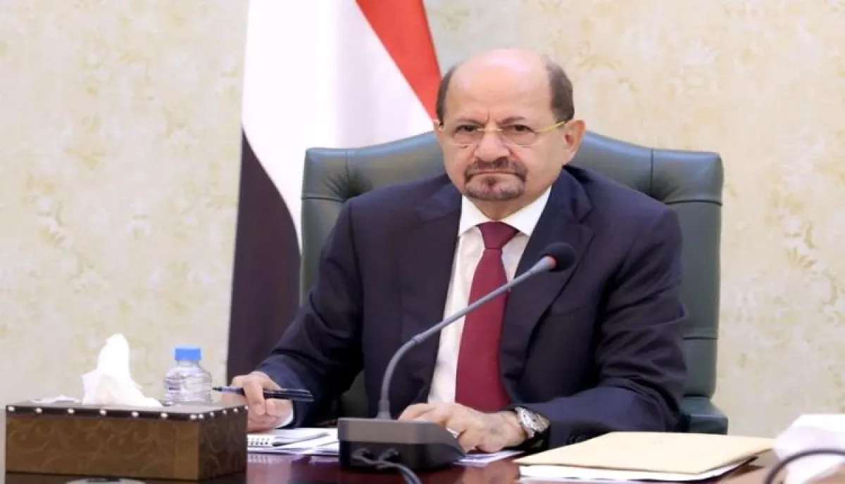 اسرار | بالارقام والتفاصيل- ستتضاعف الأسعار فوق رؤوس المواطنين اليمنيين .. حكومة تسرق السيولة من قوت الجياع.. مؤامرة رفع الدولار الجمركي