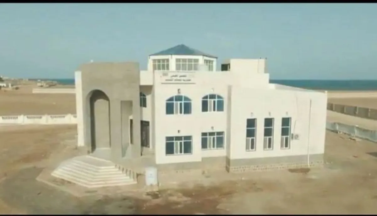 اسرار | بالتفاصيل- سلطة ذو باب المندب تكشف الحقيقة الكاملة بشأن المجمع الحكومي وترد على الصور المبتورة