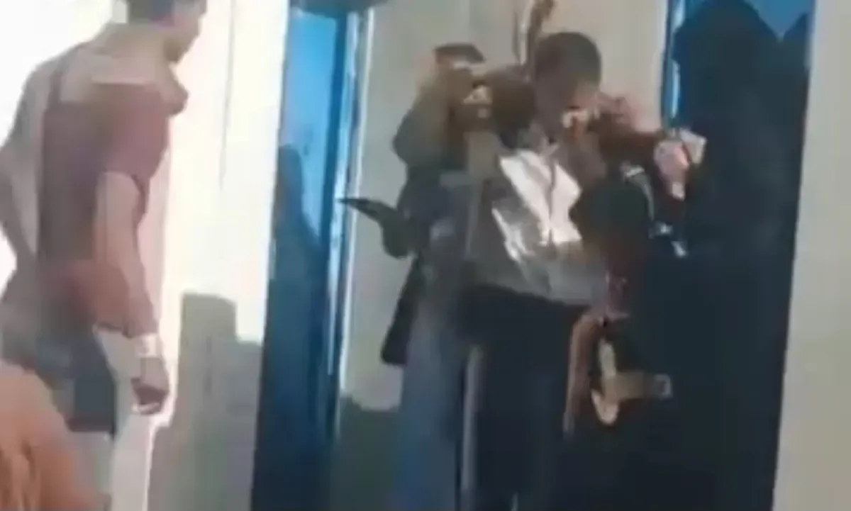 اسرار | بالتفاصيل- المأساة الثانية في عام واحد .. طفل يفقد يده إثر هجوم لبوة داخل حديقة الحيوان بصنعاء