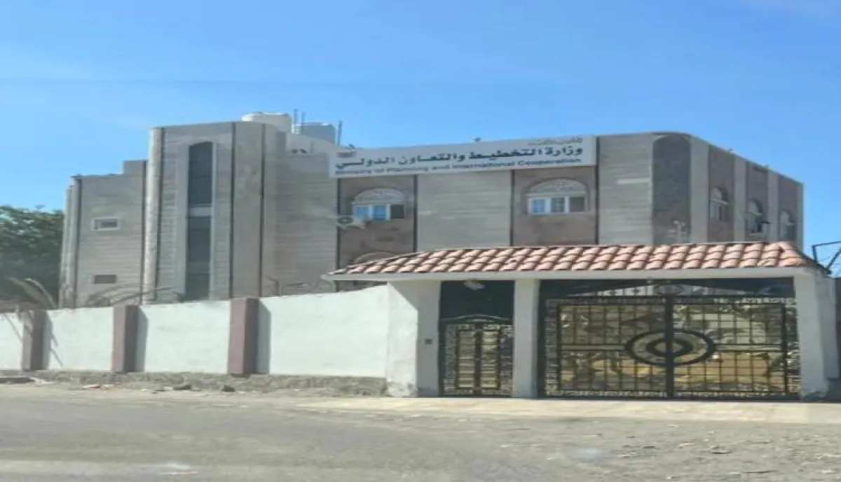 اسرار | بالاسماء والتفاصيل- فضائح وزارة التخطيط في عدن.. فيلا الوزيرة بـ5 آلاف دولار شهرياً وعقود "أممية" تمنح كبار الموردين الحوثيين ملايين الدولارات من قلب المناطق المحررة