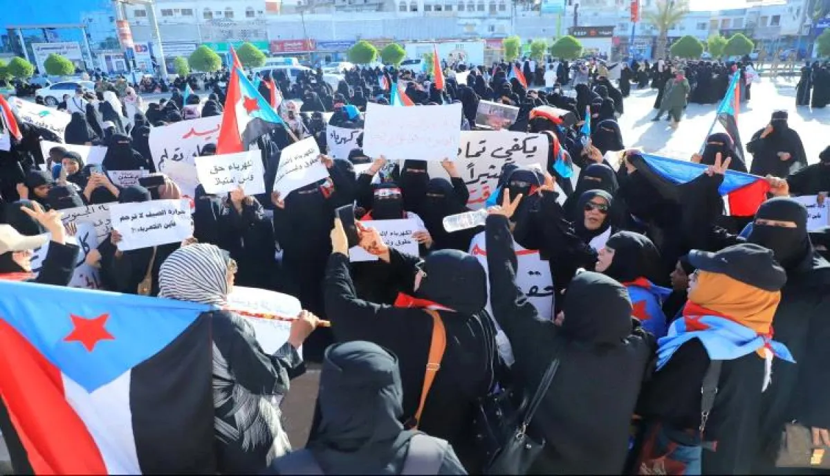 صرخة حرائر الجنوب تهز العاصمة: انتفاضة نسائية عارمة في عدن ضد (مذبحة الخدمات) وسياسة التجويع | ساحة العروض تصدح بالغضب
