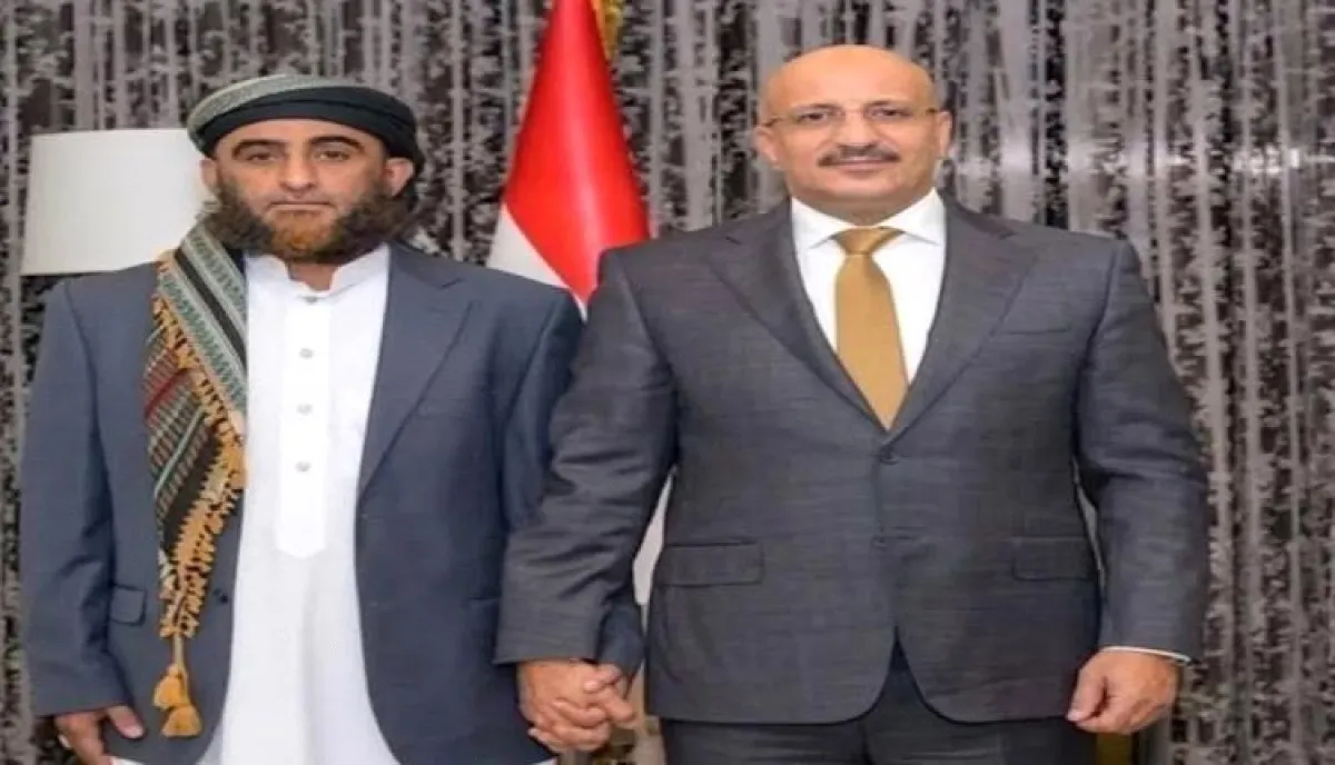 اسرار | بكلمات تفيض حزناً وعزيمة.. طارق صالح ينعى القائد (وحيش) ويتوعد أذرع إيران