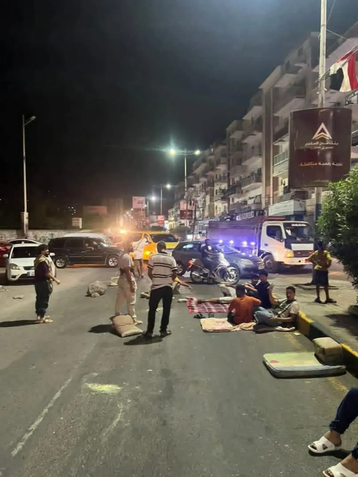 اسرار | بالصور والتفاصيل- ليل العاصمة يشتعل غضباً.. احتجاجات عارمة وشلل مروري يجتاح عدن تنديداً بـ (الموت الحراري) وغياب الكهرباء