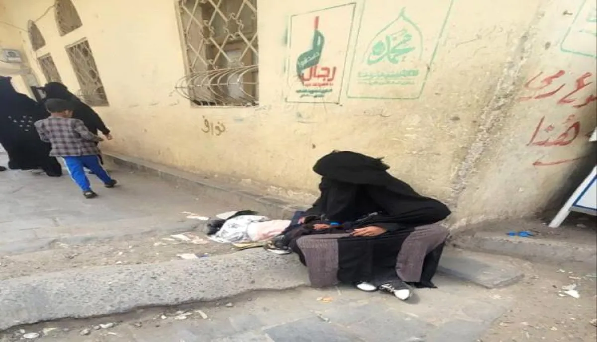 اسرار | هزت المواقع | بـ (مكنسة ومسّاحة).. أرملة في صنعاء تنظف مدرسة كاملة مقابل الإفراج عن ملف ابنها اليتيم