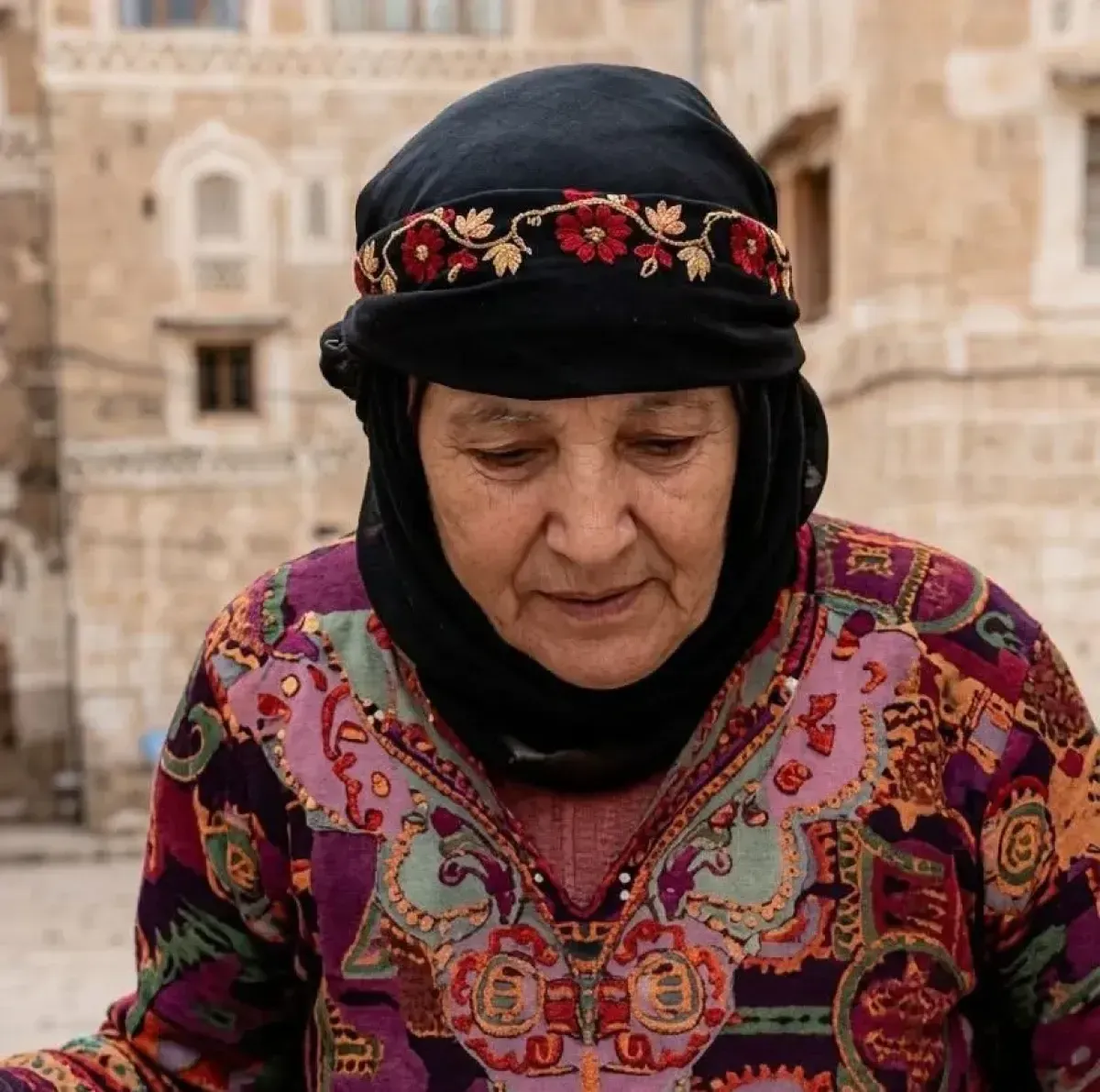 اسرار | بالاسماء والتفاصيل- بلطجة سلالية في صنعاء.. مليشيا  الحوثي تحتجز مسنة سبعينية وأسرتها لابتزازهم ومصادرة منزلهم بقوة السلاح