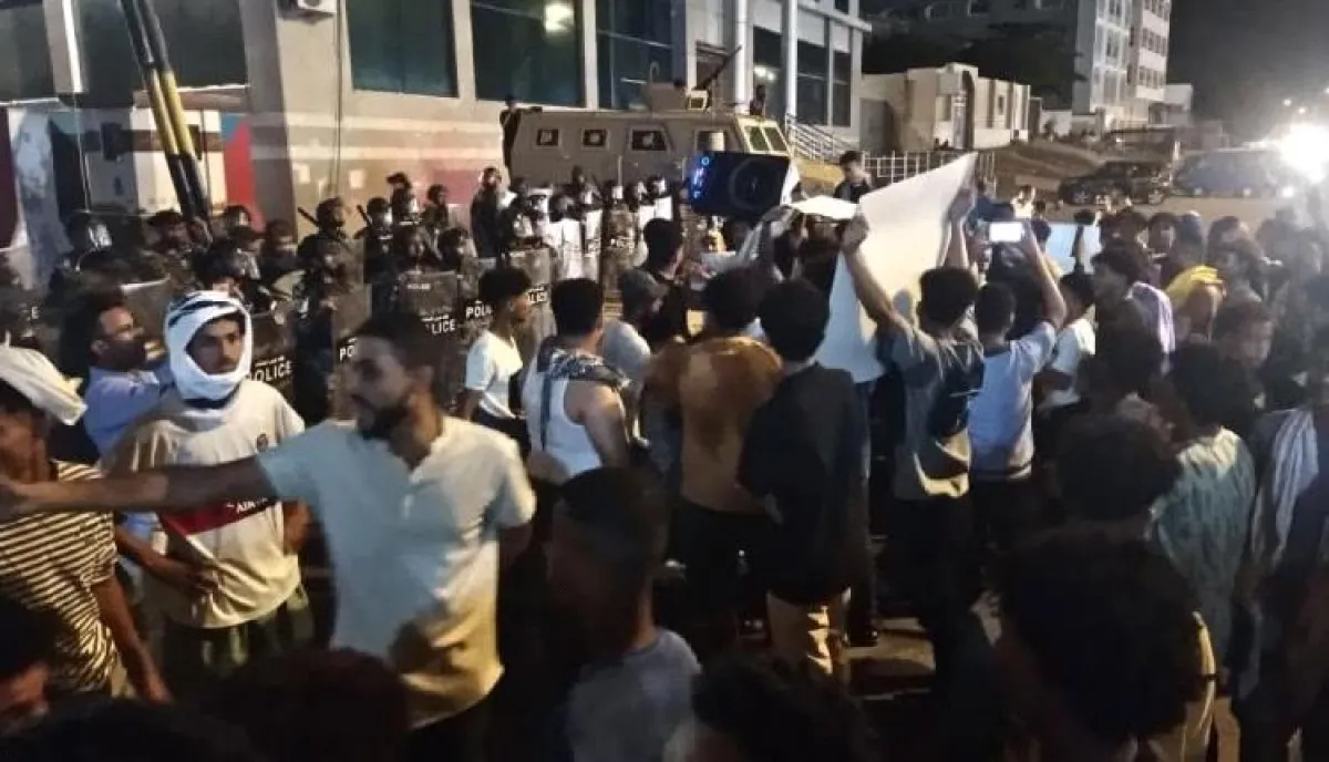 اسرار | صيف عدن القاتل يفجّر الشارع.. الاحتجاجات تكسر صمت ليل كريتر وتصل أسوار قصر (معاشيق) الرئاسي