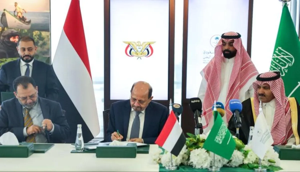 اسرار | بالارقام والتفاصيل- لغز المليارات المخفية: إيرادات الجمارك تفوق فاتورة الرواتب.. فلماذا تستمر الحكومة اليمنية في (التسوّل) المالي والدعم السعودي ؟