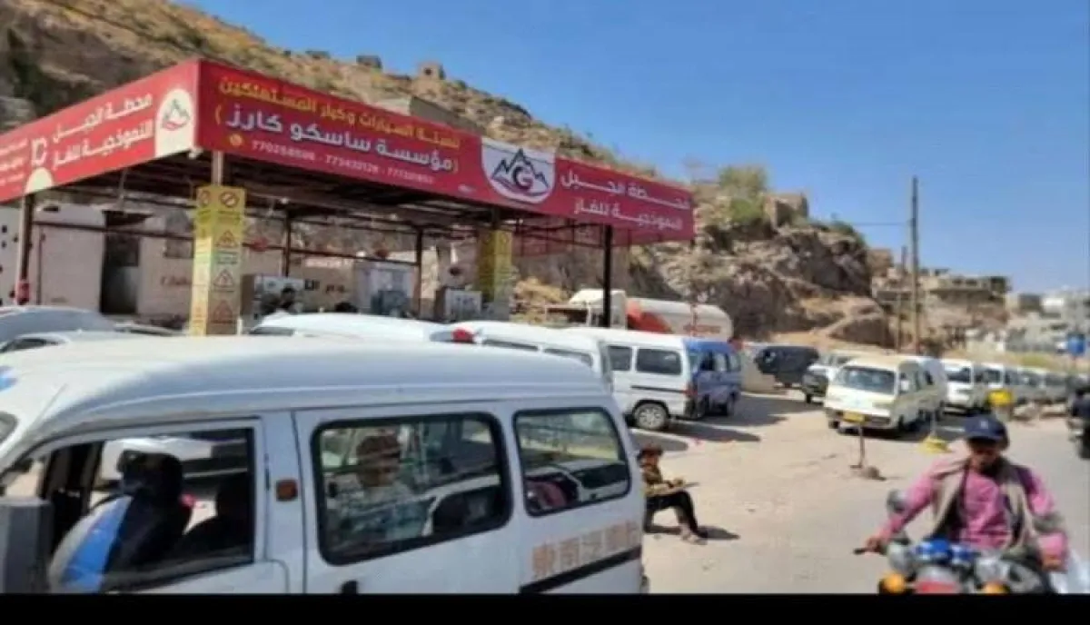 اسرار | انفلات أمني في تعز: هجوم مسلح واعتداء بالطعن يستهدف محطة غاز بوادي القاضي إثر خلاف على (الطابور)